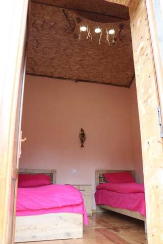 Загородные дома Saro B&B and Safari Tours Татев Двухместный номер с 2 отдельными кроватями и собственной ванной комнатой-2