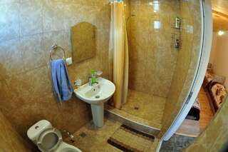 Загородные дома Saro B&B and Safari Tours Татев Четырехместный номер с ванной комнатой-3