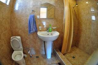 Загородные дома Saro B&B and Safari Tours Татев Четырехместный номер с ванной комнатой-4